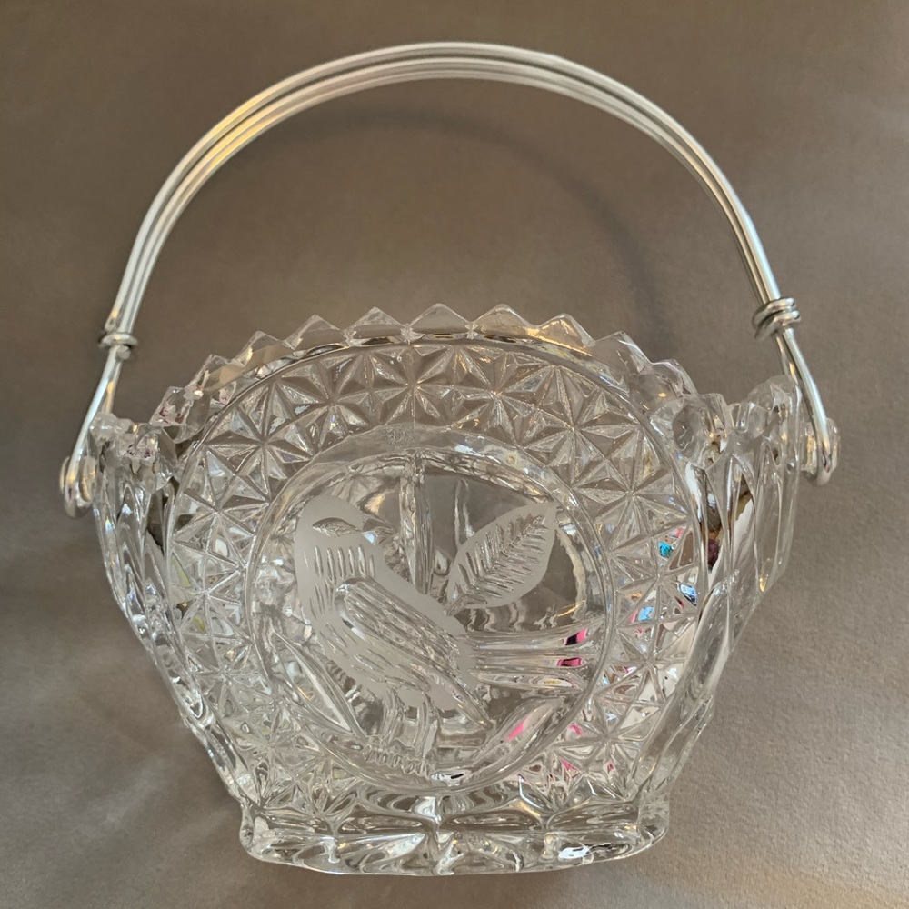 Hofbauer the Byrdes Collection crystal basket
Approx. 7” H, 6” W, 4” D